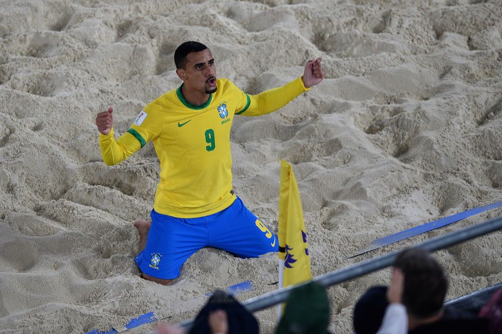 Rodrigo comemora o primeiro gol do Brasil (Foto: Octavio Passos/FIFA)
