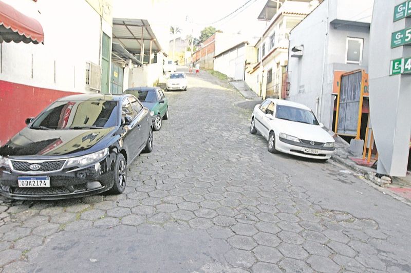 Rua Alvaro Machado, em Campo Grande, Cariacica, tem acesso bloqueado aos domingos, devido à feira livre (Foto: Antonio Moreira/AT)
