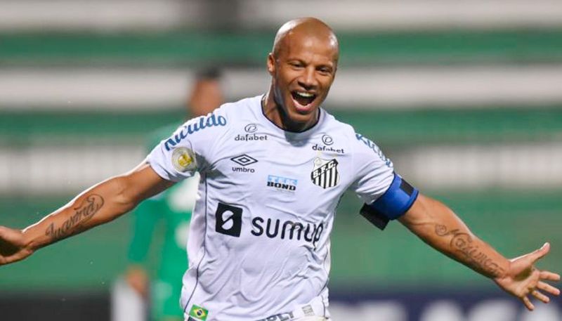 Carlos Sánchez, de pênalti, foi quem definiu o placar em Chapecó (Foto: Ivan Storti / Santos FC)