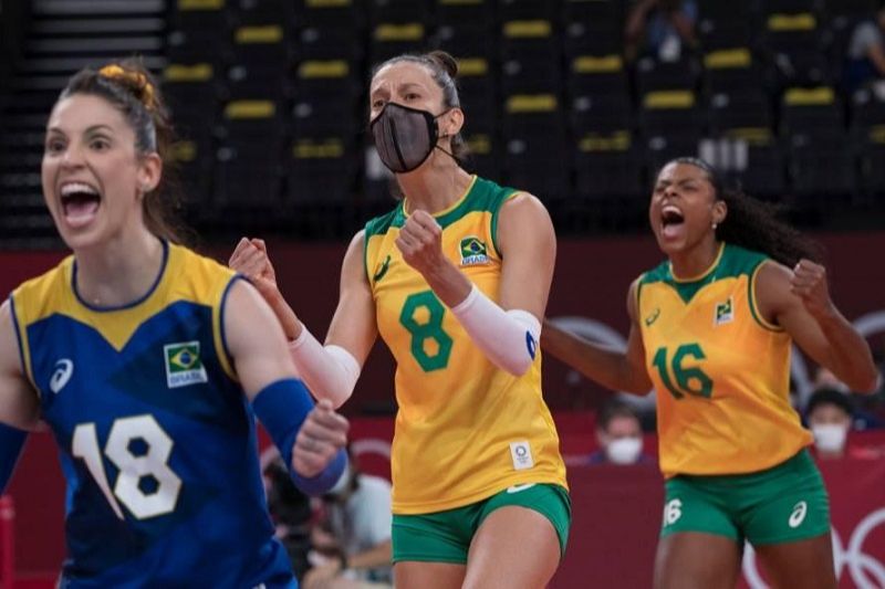 Jogadoras comemoram a vitória da seleção contra o Comitê Olímpico Russo (Foto: Júlio Cesar Guimarães/COB)