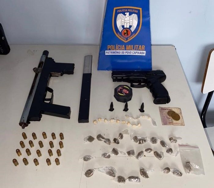 Submetralhadora, drogas e munições apreendidas (Foto: Divulgação Polícia Militar)