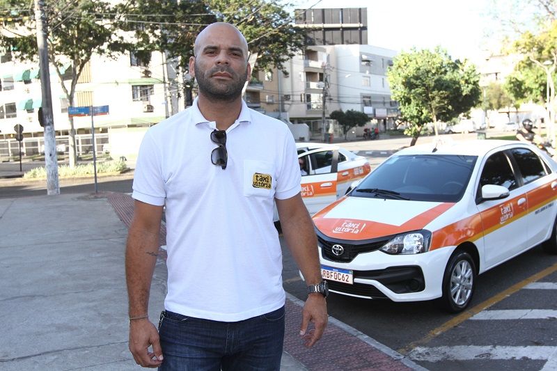 O taxista Fábio Santana, de 39 anos, apoia a criação da plataforma. “Será uma chance de nos reerguermos”, diz (Foto: Dayana Souza/AT)