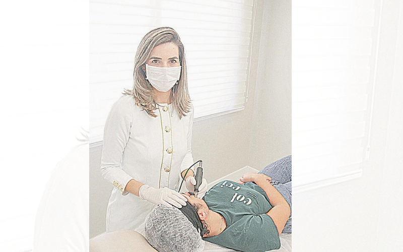 a dermatologista Mariana Rocha durante sessão para tratamento de pele (Foto: Leone Iglesias/at)