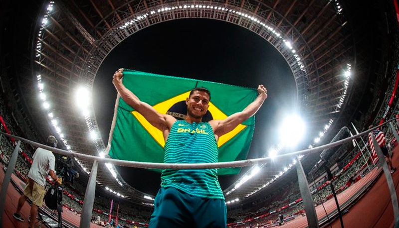 Thiago Braz foi o oitavo brasileiro a conquistar duas medalhas no atletismo (Foto: Gaspar Nóbrega/COB)