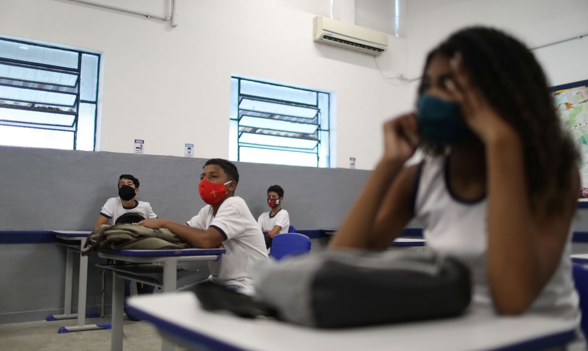 Vacinar adolescentes torna mais seguro retorno às aulas, diz Fiocruz (Foto: Agência Brasil)