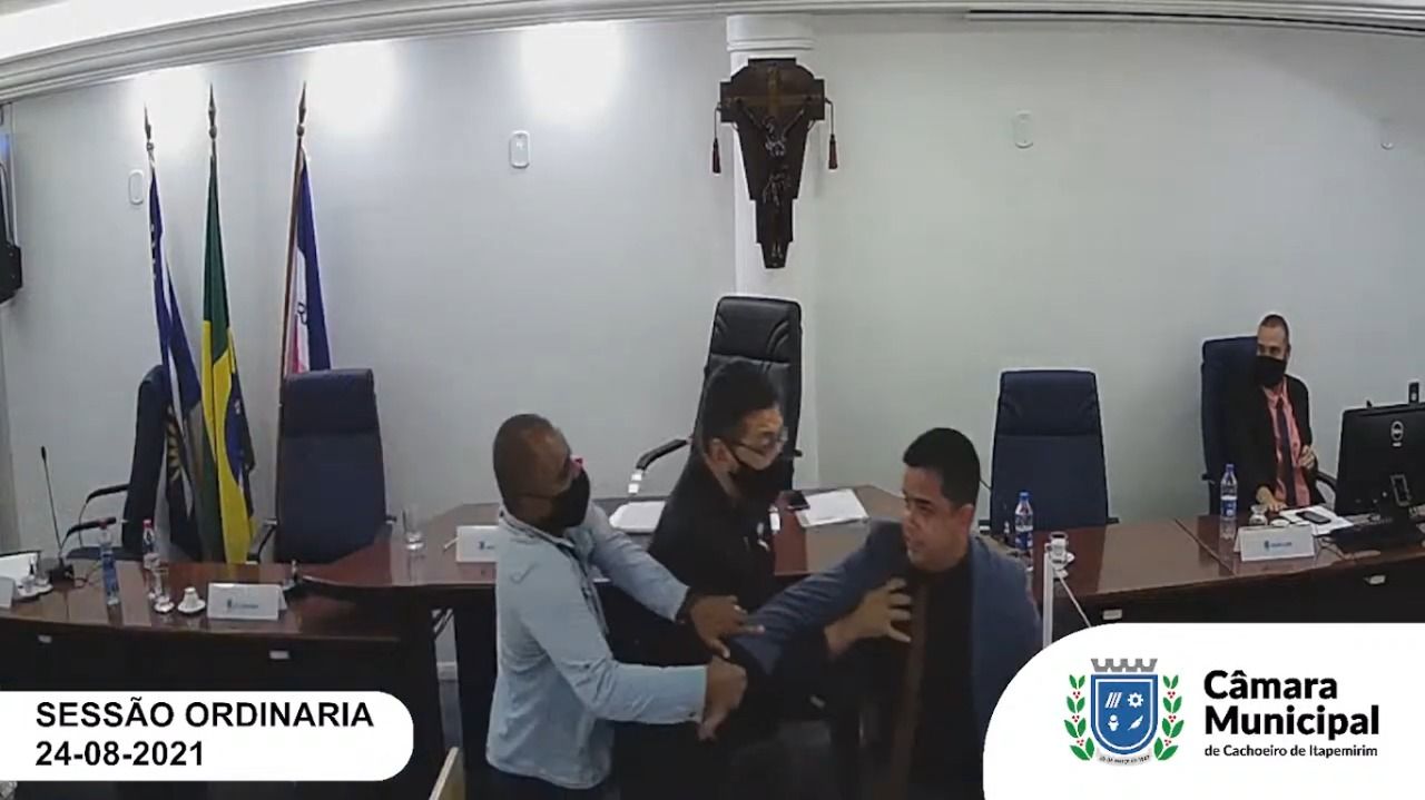 Sessão da Câmara Municipal de Cachoeiro de Itapemirim no dia 24 de agosto (Foto: Reprodução/ Câmara Municipal de Cachoeiro)