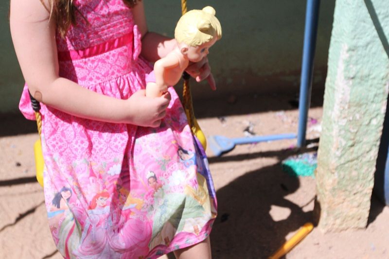 Menina ganhou boneca com estetoscópio e surpreendeu a mãe ao dizer que sabia curar e consertar o coração (Foto: Douglas Schneider/ AT)