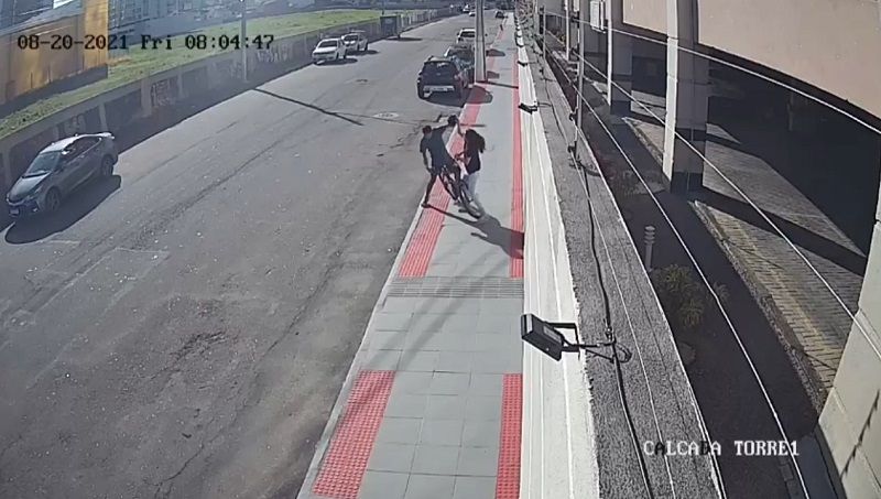 Momento em que a vítima reage a anúncio de assalto (Foto: Reprodução)