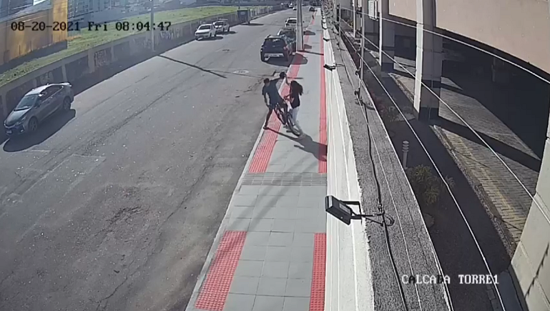 Momento em que a vítima reage a anúncio de assalto (Foto: Reprodução)
