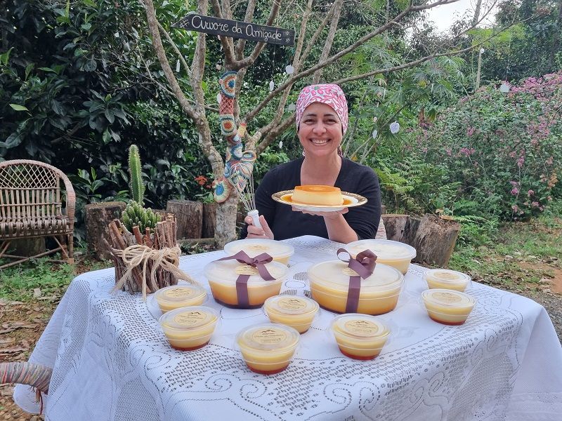 Os pudins viraram terapia para Aparecida Camargo. Agora, ela quer ensinar suas receitas a quem tem depressão (Foto: Roberta Bourguignon/AT)