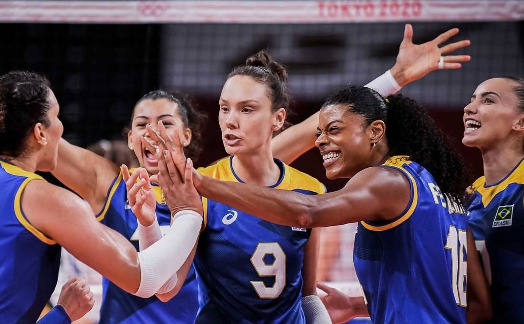 Jogadoras comemoram mais uma vitória nas Olimpíadas (Foto: Divulgação / FIVB)