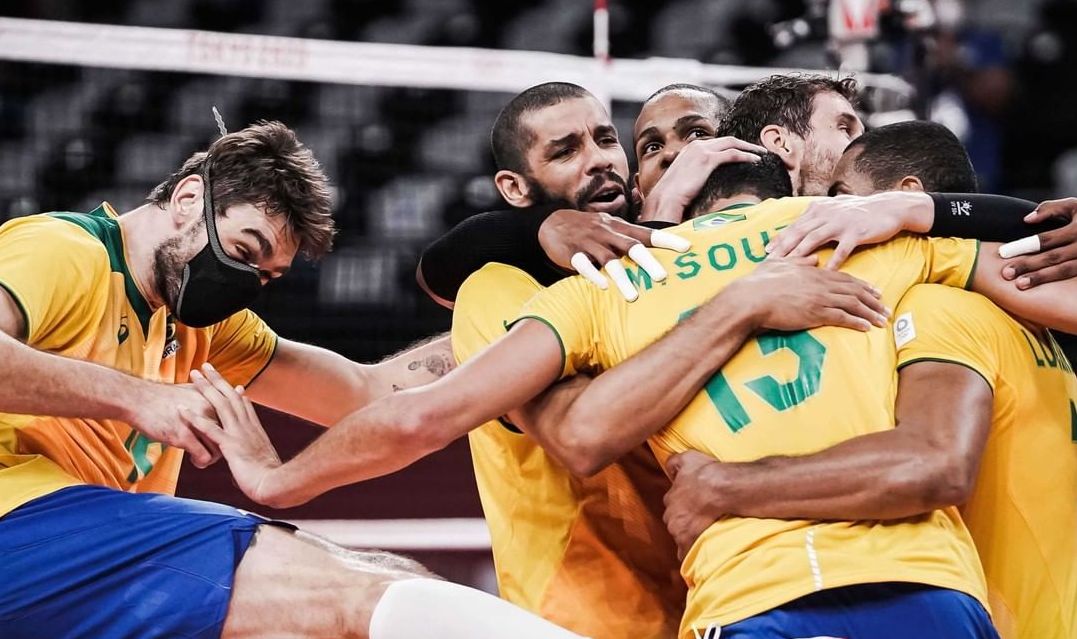 Jogadores comemoram a vitória sofrida contra o Japão (Foto: Reprodução / Instagram volleyballworld)