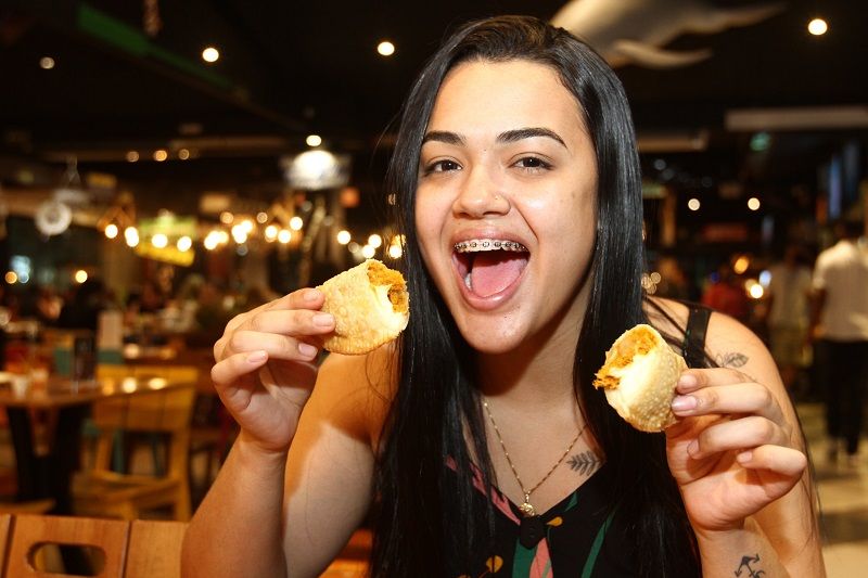 Yuliana de Oliveira Monteiro se deliciou com o pastel de arraia com Catupiry. (Foto: Dayana Souza/AT)