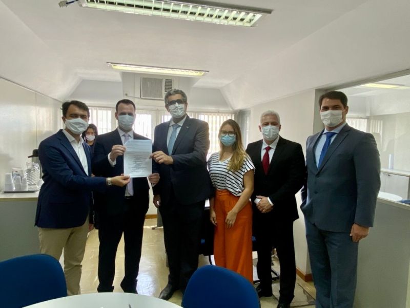 Mais um “Meu Escritório” foi inaugurado pela OAB-ES na sede do Procon-ES. Participaram da solenidade, o Secretário de Estado de Justiça, Marcello Paiva de Mello, representando o Procon-ES; o presidente da OAB-ES, José Carlos Rizk Filho; o presidente da Comissão da Jovem Advocacia - OAB Jovem, Baltazar Bittencourt, e o presidente da Comissão de Direito do Consumidor, Bruno da Luz Darcy de Oliveira, além de membros da diretoria do Procon-ES