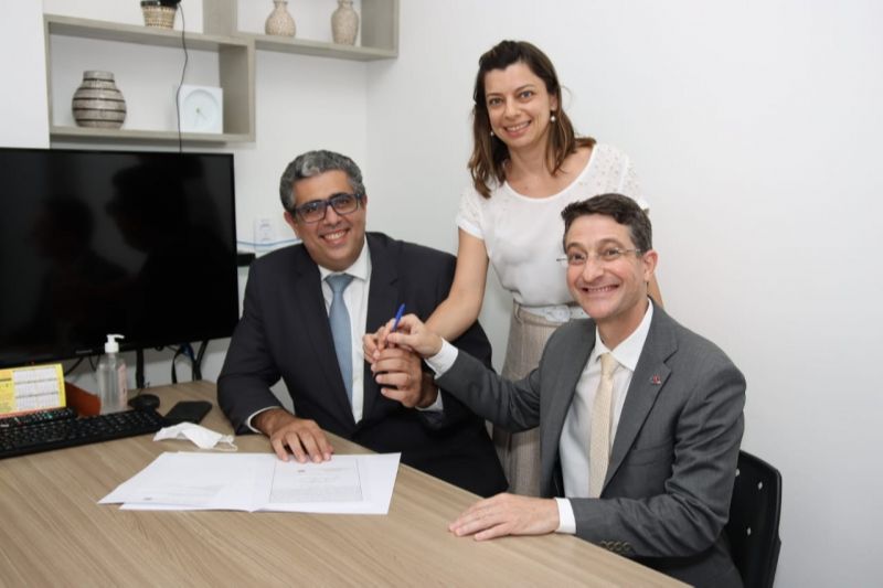 O presidente da OAB-ES, José Carlos Rizk Filho, o presidente da 1ª Subseção, Cristiano Cassaro, e a vice-presidente, Michela Ferreira Dias, assinam a escritura do terreno doado pela Prefeitura de Colatina para a construção da nova sede da 1ª Subseção, no Cartório do 1º Ofício Registro Geral de Imóveis e Anexos