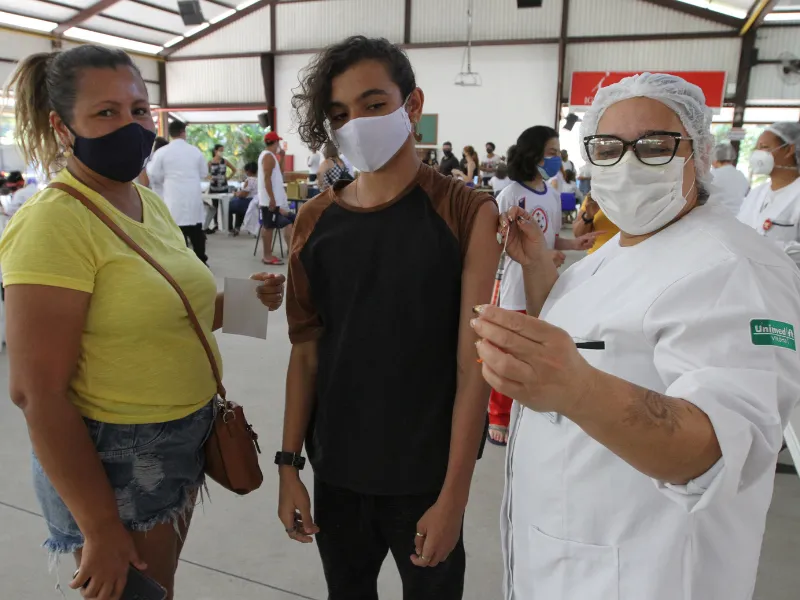 Imagem ilustrativa da imagem Governo estuda exigir comprovante de vacina contra covid nas escolas