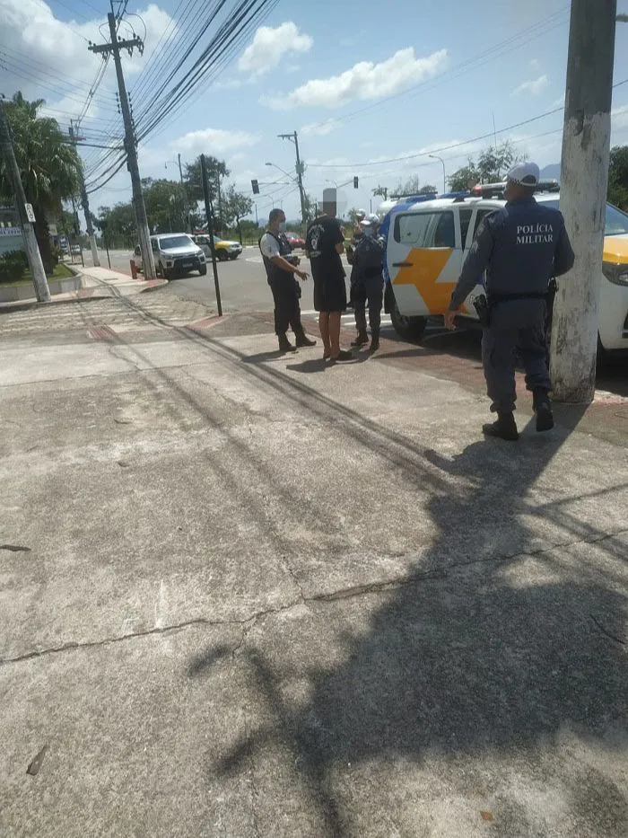 Imagem ilustrativa da imagem Carro capota após motorista se distrair com GPS em avenida de Vitória