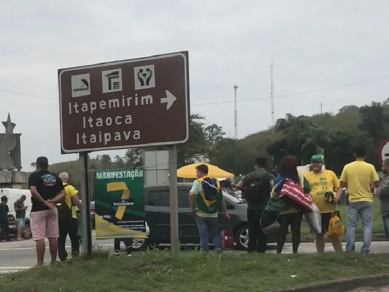 Imagem ilustrativa da imagem Caminhoneiros mantêm concentração em 7 trechos de rodovias do Estado