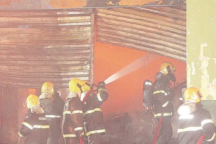 Bombeiros combatem incêndio: salários para os cargos ofertados vão chegar a R$ 3.704 no ano que vem