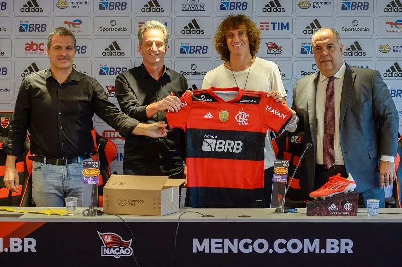 Imagem ilustrativa da imagem Copa do Brasil, Brasileirão e Libertadores: qual campeonato David Luiz vai poder jogar?
