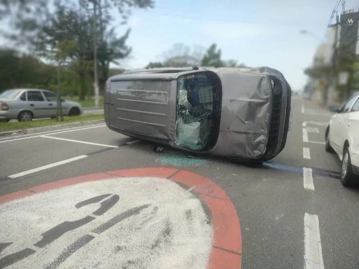 Imagem ilustrativa da imagem Carro capota após motorista se distrair com GPS em avenida de Vitória