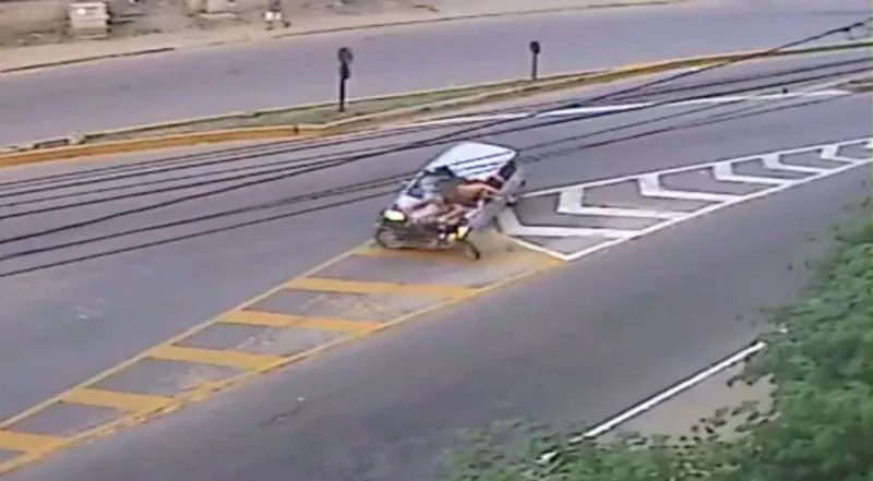 Imagem ilustrativa da imagem VÍDEO | Carro atinge moto e arremessa duas pessoas para o alto