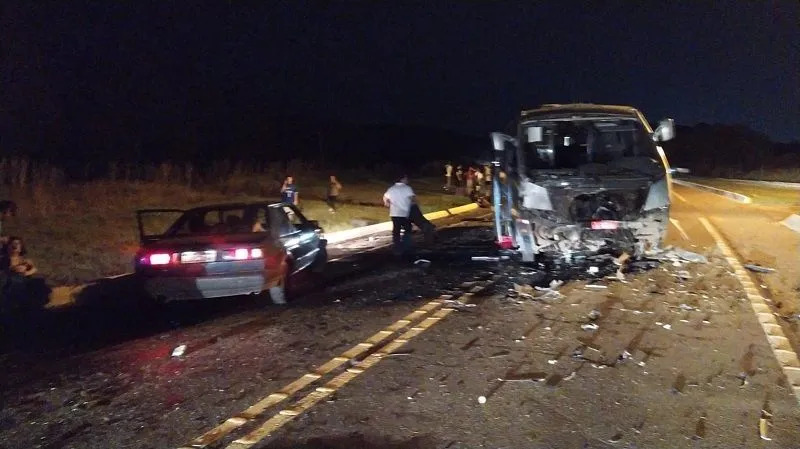Imagem ilustrativa da imagem Acidente entre micro-ônibus com time de vôlei e caminhonete mata três em rodovia