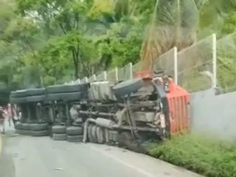 Imagem ilustrativa da imagem Caminhão com granito tomba na Curva da Morte e motorista fica ferido