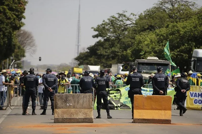 Imagem ilustrativa da imagem Caminhões bloqueiam a Esplanada e pressionam por invasão ao acesso do STF