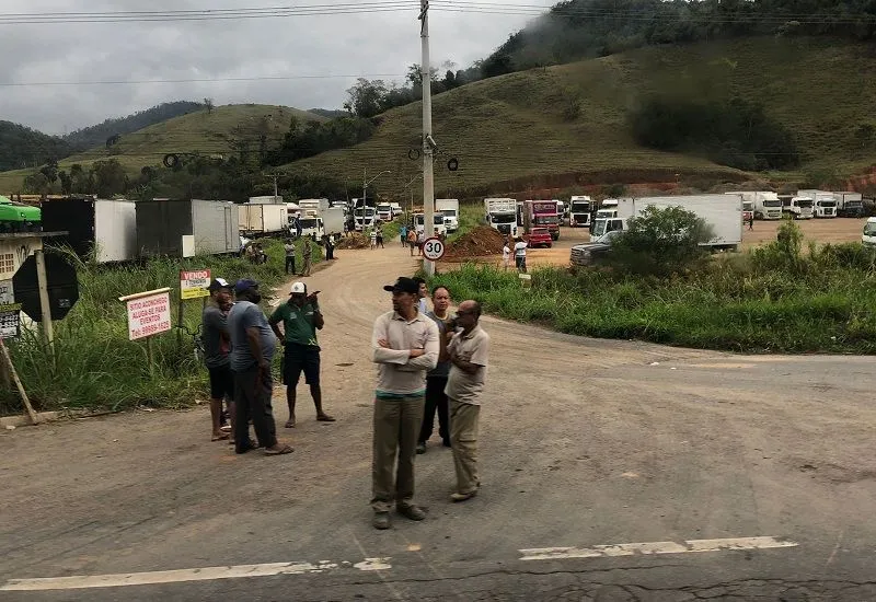 Imagem ilustrativa da imagem Caminhoneiros mantêm concentração em 7 trechos de rodovias do Estado