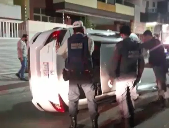 Imagem ilustrativa da imagem Carro capota após colidir em outro veículo em Jardim da Penha