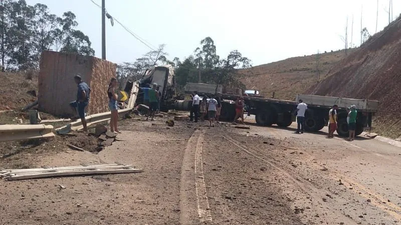 Imagem ilustrativa da imagem Carreta com granito tomba e rodovia fica interditada