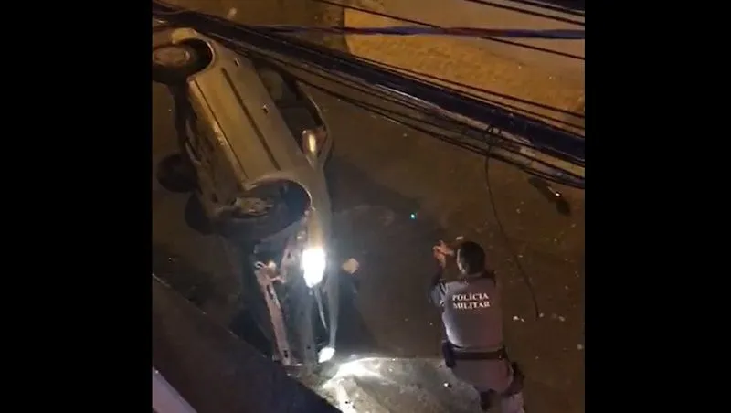 Imagem ilustrativa da imagem Carro capota durante perseguição policial em Vila Velha