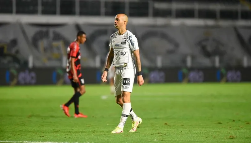 Imagem ilustrativa da imagem Diego Tardelli tem carro apedrejado e é ameaçado por santistas: 'Cena de terror'