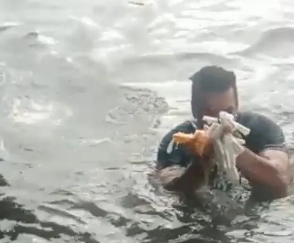 Imagem ilustrativa da imagem Policiais mergulham e recuperam drogas jogadas por suspeito na baía de Vitória