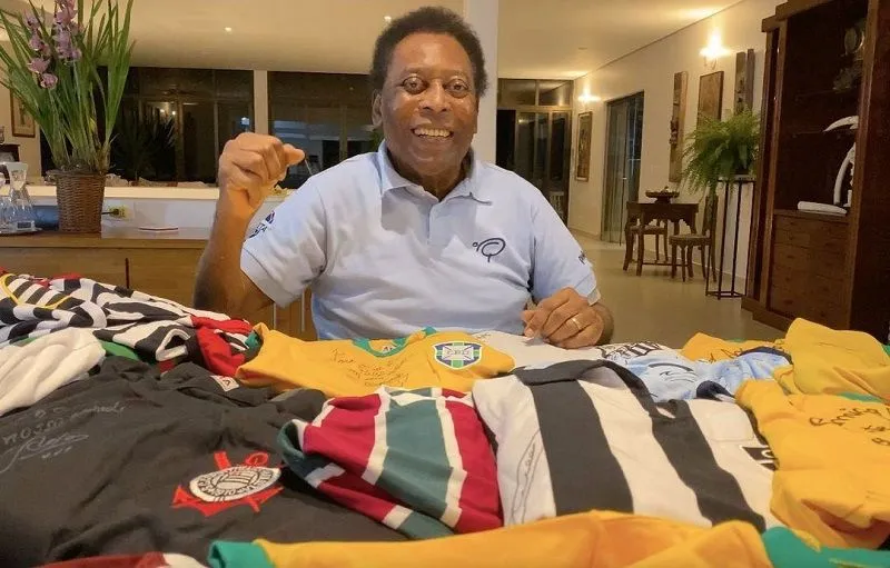 Imagem ilustrativa da imagem Após retirada de tumor, Pelé apresenta melhora e deixa UTI