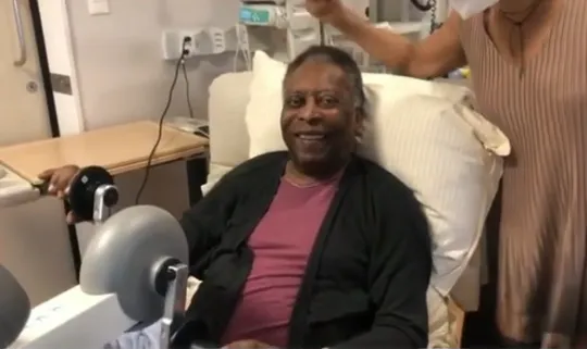 Imagem ilustrativa da imagem Pelé faz fisioterapia em vídeo postado por sua filha nas redes sociais