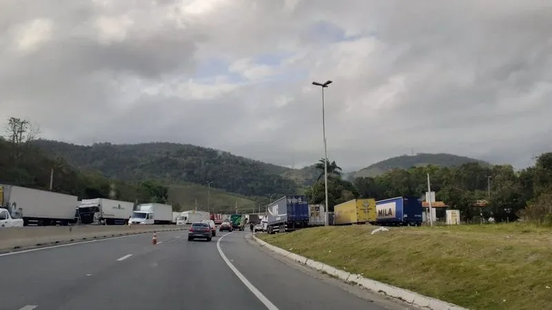 Imagem ilustrativa da imagem Sobe para 10 o número de trechos de rodovias ocupados por caminhoneiros
