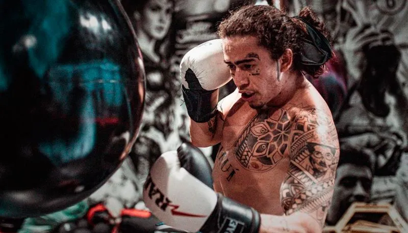 Imagem ilustrativa da imagem Whindersson Nunes sofre lesão durante treino de boxe