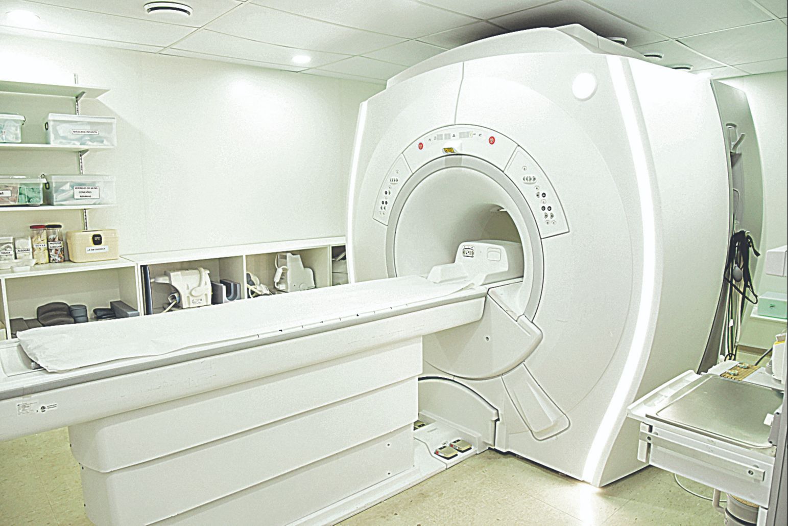 Equipamento de ressonância permite estudar todos os sistemas do corpo humano, dos ossos até as artérias