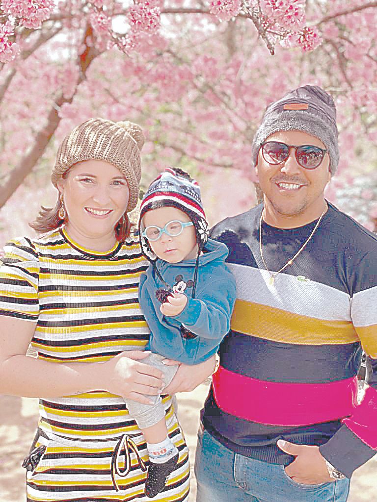 Adryan, com os pais Carla e Leandro, começou a usar óculos aos 8 meses