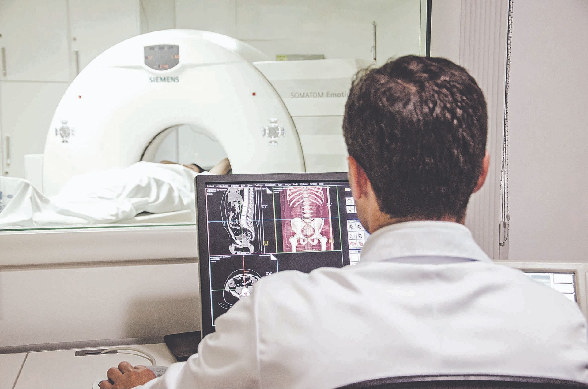 Especialista acompanha exame de imagem, que auxilia no diagnóstico e no tratamento de doenças variadas