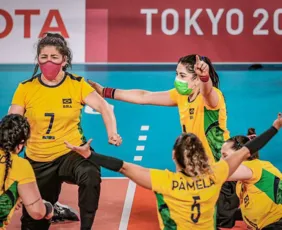 Imagem ilustrativa da imagem Vôlei sentado brasileiro feminino perde para os EUA e disputa o bronze