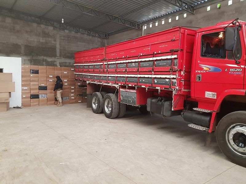 Caixas e caminhão apreendidos pela PRF (Foto: Divulgação/PRF)