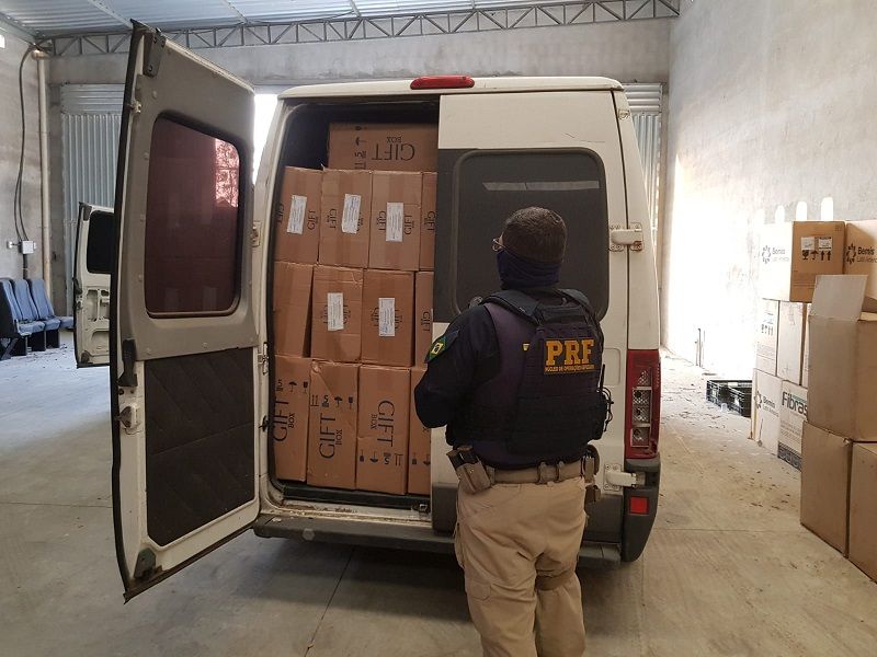 Uma das vans carregada de cigarros, que foi apreendida pela PRF (Foto: Divulgação/PRF)