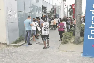 Imagem ilustrativa da imagem Fila no lado de fora de agência