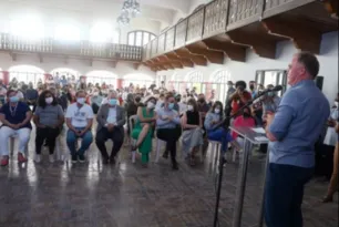 Imagem ilustrativa da imagem Adversários na mesma festa