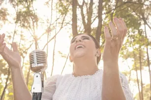 Imagem ilustrativa da imagem Clamor por avivamento em nova música de Kátia Rosa