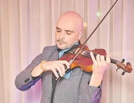 Imagem ilustrativa da imagem Concerto homenageia vítimas de covid e atentados nos EUA