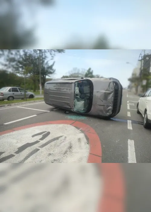Imagem ilustrativa da imagem Carro capota após motorista se distrair com GPS em avenida de Vitória